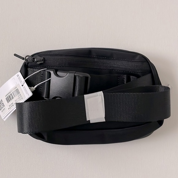 NWT Lululemon Black Everywhere Belt Bag 1L - Picture 2 of 16